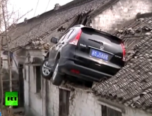 [VIDEO] Un şofer care a încurcat frâna cu acceleraţia a ajuns cu maşina pe acoperişul unei case. Cum a coborât după incident