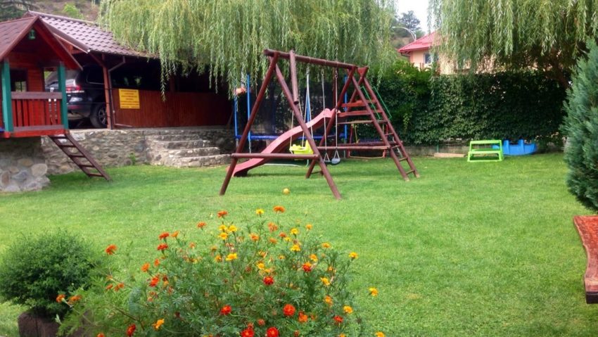 În loc de coteţe – spaţii de joacă pentru copii, la Herculane În loc de coteţe – spaţii de joacă pentru copii, la Herculane