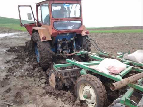 Ploile de sezon şi noroaiele din câmp întârzie lucrările agricole din Caraş-Severin