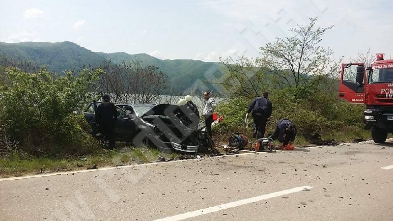 [FOTO] Neatenția face victime de Paște. Accident cu 6 răniți în Clisura Dunării