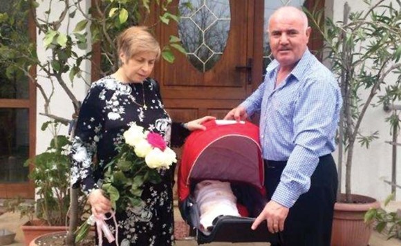 Miracolul de după tragedia din Colectiv. Copilul venit să aline familia ce şi-a pierdut băiatul în incendiu Miracolul de după tragedia din Colectiv. Copilul venit să aline familia ce şi-a pierdut băiatul în incendiu