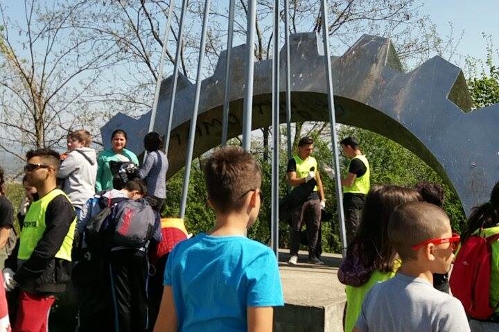 Înaintea Paştelui, elevii reşiţeni şi-au curăţat oraşul! Înaintea Paştelui, elevii reşiţeni şi-au curăţat oraşul!