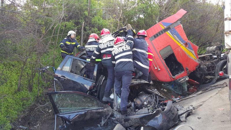 Accident extrem de grav în Olt. Un tir și două mașini implicate Accident extrem de grav în Olt. Un tir și două mașini implicate