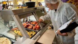 DSVSA Caraş-Severin: Temperaturile ridicate cresc riscul alterării alimentelor. Ce măsuri recomandă autoritățile pentru protejarea sănătății consumatorilor