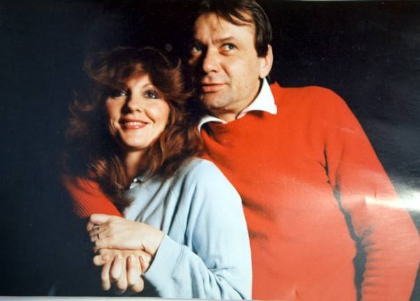 [FOTO] În exclusivitate pentru ascultătorii radioului reşiţean Cornelia Patrichi, partenera de viaţă şi de scenă a regretatului artist, este invitata emisiunii Boema, în această seară de la ora 22,15