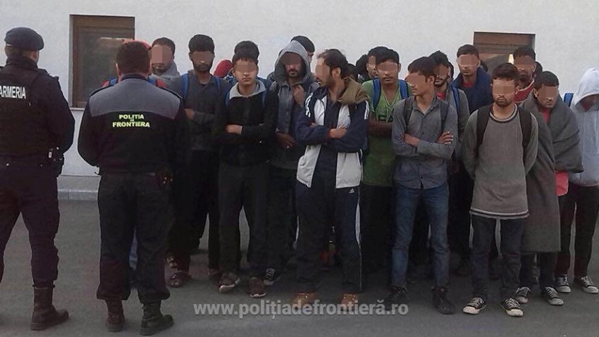28 cetățeni din Afganistan, India, Iran și Irak opriți la frontiera cu Ungaria 28 cetățeni din Afganistan, India, Iran și Irak opriți la frontiera cu Ungaria