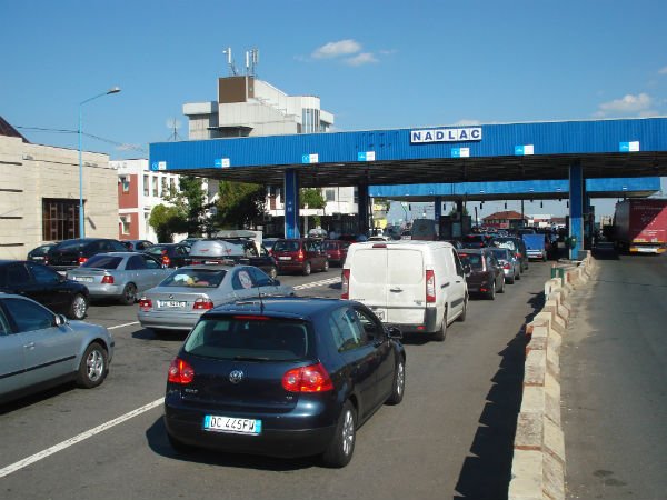 Arad: 34 de imigranţi din ţări asiatice au fost depistaţi ascunşi într-un TIR şi un autocar Arad: 34 de imigranţi din ţări asiatice au fost depistaţi ascunşi într-un TIR şi un autocar