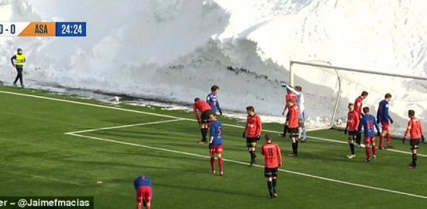 Imagini unice lângă un teren de fotbal: nămeţi de 6 metri! Imagini unice lângă un teren de fotbal: nămeţi de 6 metri!