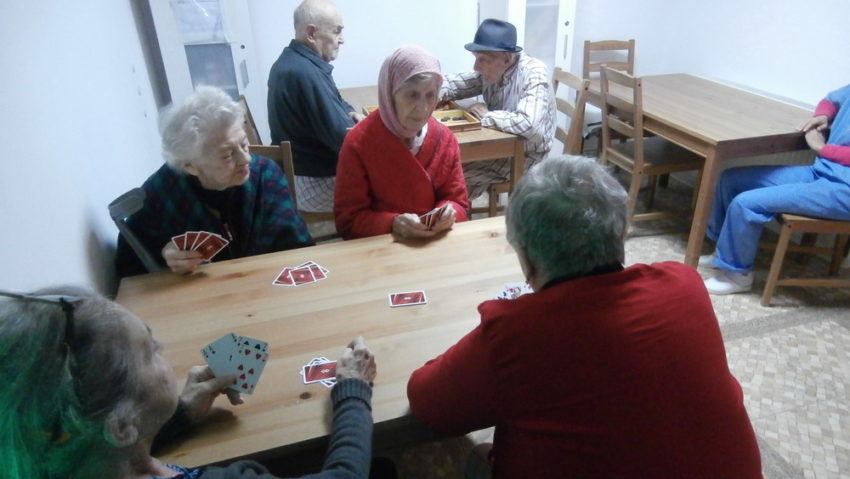 Populația cu vârsta peste 65 de ani, întâmpină două mari provocări: accesul limitat la informație și singurătatea Populația cu vârsta peste 65 de ani, întâmpină două mari provocări: accesul limitat la informație și singurătatea