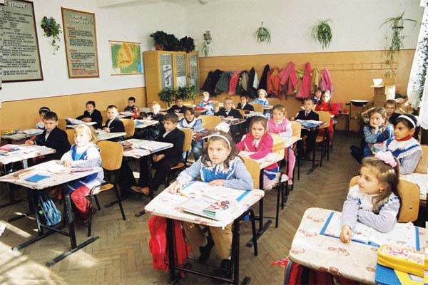 Liceul din Mehadia se confruntă cu absenteismul școlar Liceul din Mehadia se confruntă cu absenteismul școlar