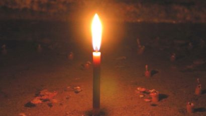 Tragedie într-un sat din Suceava. Minoră de 12 ani s-a spânzurat în șura din curtea casei
