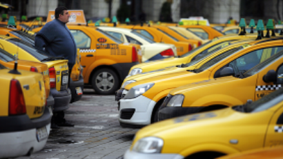 Sute de taximetrişti protestează astăzi faţă de proiectul de ridesharing!