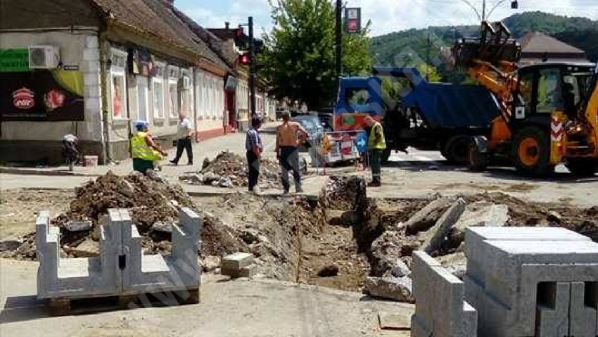 Atenţie, şoferi: s-a închis circulaţia pe strada Oituzului Atenţie, şoferi: s-a închis circulaţia pe strada Oituzului