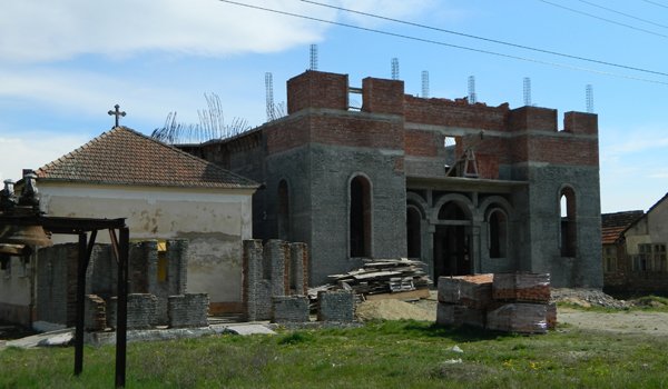 Primăria Măureni pusă pe fapte mari: S-au reluat lucrările la biserica din localitate Primăria Măureni pusă pe fapte mari: S-au reluat lucrările la biserica din localitate