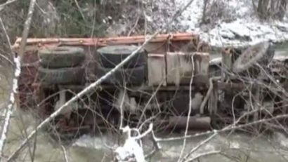 [UPDATE] Planul Roșu de intervenții a fost activat în Argeș. Numărul victimelor a ajuns la 3 după ce un camion militar s-a răsturnat într-o prăpastie