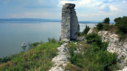 [FOTO] Coronini: Misterioasele ruine ale cetăţii Ladislau, într-un amplu proiect de reamenajare