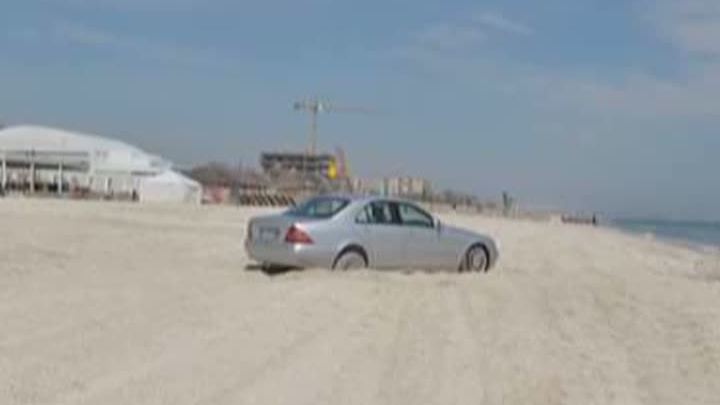 Şofer din Franţa, amendat după ce a intrat cu maşina pe plajă la Vama Veche Şofer din Franţa, amendat după ce a intrat cu maşina pe plajă la Vama Veche