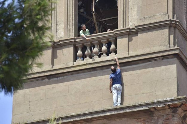 Italia: Român disperat s-a suit în turnul unei biserici și a amenințat că se sinucide