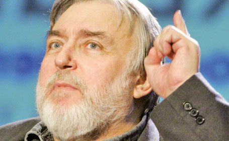 [FOTO-AUDIO] Adrian Păunescu, 77 de ani de la naştere: „Sunt un pod peste râu către tine mereu, pe nimic sprijinit, doar pe sufletul meu”