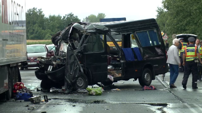 Reacții emoționante ale rudelor românilor morți într-un tragic accident când se întorceau la muncă din străinătate Reacții emoționante ale rudelor românilor morți într-un tragic accident când se întorceau la muncă din străinătate