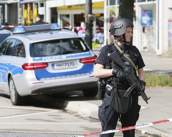 Germania în alertă: Un mort și mai mulţi răniţi la Hamburg. Germania în alertă: Un mort și mai mulţi răniţi la Hamburg.