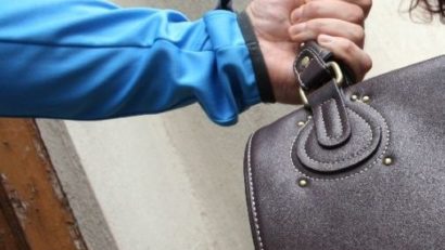 Îngrijitoare româncă amenințată cu cuțitul și jefuită de 500 de euro în Italia