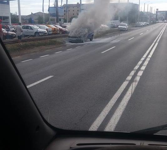 O mașină a luat foc pe un bulevard din Arad O mașină a luat foc pe un bulevard din Arad