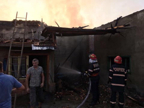 [Foto] Incendiu de amploare la Verendin