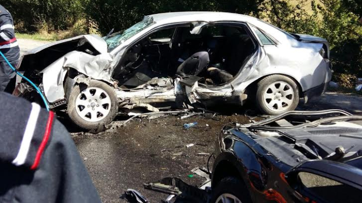 Trei persoane și-au pierdut viața într-un grav accident! Trei persoane și-au pierdut viața într-un grav accident!