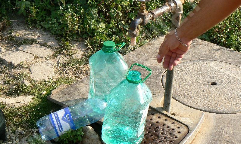 [UPDATE] Locatarii unui cartier dintr-un municipiu din Caraş-Severin primesc apă cu cana