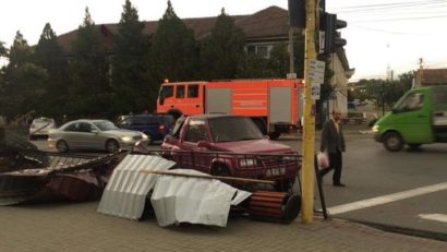 [UPDATE] Bilanț ISU Semenic: un rănit și 10 localități fără energie electrică