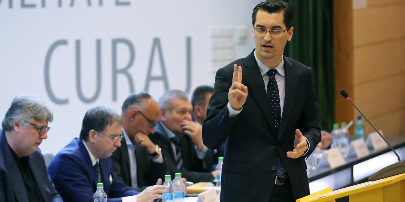 Răzvan Burleanu și ceilalți membri ai Comitetului Executiv al FRF, reclamați la DNA Răzvan Burleanu și ceilalți membri ai Comitetului Executiv al FRF, reclamați la DNA