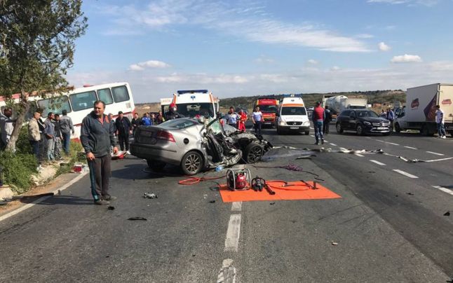 Accident teribil pe DJ 222. 3 morți și mai mulți răniți Accident teribil pe DJ 222. 3 morți și mai mulți răniți