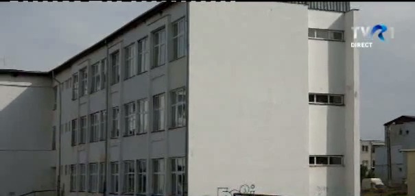 S-a prăbușit tavanul școlii pe ea S-a prăbușit tavanul școlii pe ea