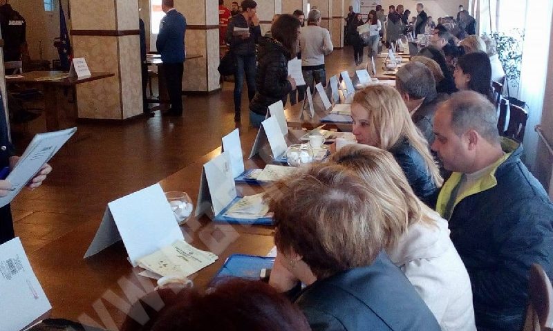 [FOTO] Bursa locurilor de muncă pentru absolvenţi: Zeci de căutători, un singur angajat