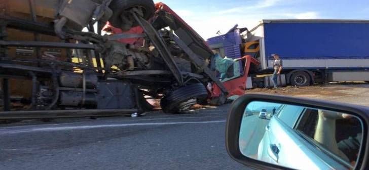Două TIR-uri s-au ciocnit pe DN6 Două TIR-uri s-au ciocnit pe DN6