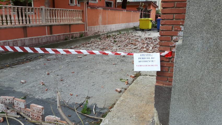 Atenţie, cad cărămizi de pe blocurile din Băile Herculane! Atenţie, cad cărămizi de pe blocurile din Băile Herculane!