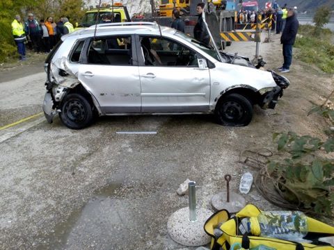 [VIDEO-FOTO] Maşina căzută în Dunăre a fost scoasă… goală