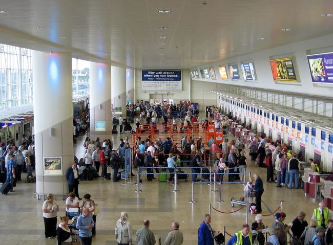 Pasagerii cursei Wizz Air blocaţi pe aeroportul din Liverpool, vor primi banii înapoi sau vor fi reprogramaţi Pasagerii cursei Wizz Air blocaţi pe aeroportul din Liverpool, vor primi banii înapoi sau vor fi reprogramaţi