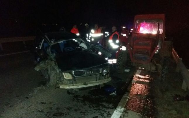 Accident pe DN1H între un tractor și un autoturism. Un mort și șapte răniți, printre care trei copii Accident pe DN1H între un tractor și un autoturism. Un mort și șapte răniți, printre care trei copii