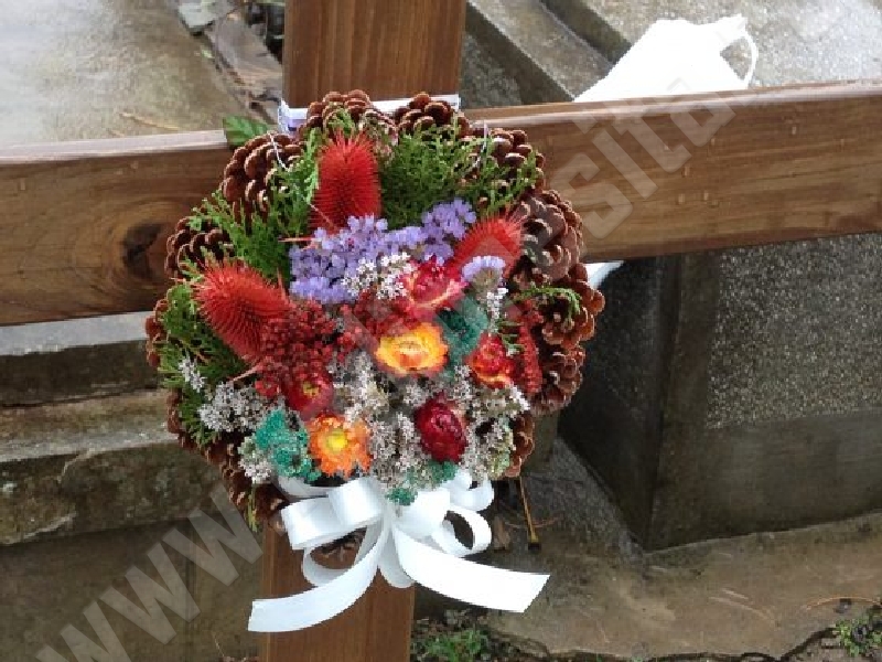 Reșița interzice coroanele și aranjamentele funerare artificiale