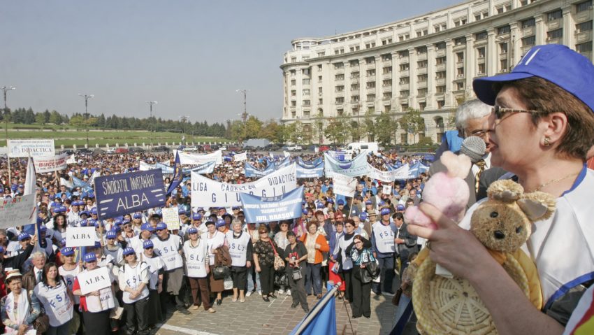 Toţi în stradă. Sindicatele, mobilizare generală! Toţi în stradă. Sindicatele, mobilizare generală!