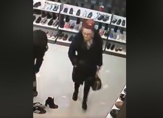 Nimeni nu o poate găsi pe femeia care fură din marile magazine, în Timișoara Nimeni nu o poate găsi pe femeia care fură din marile magazine, în Timișoara
