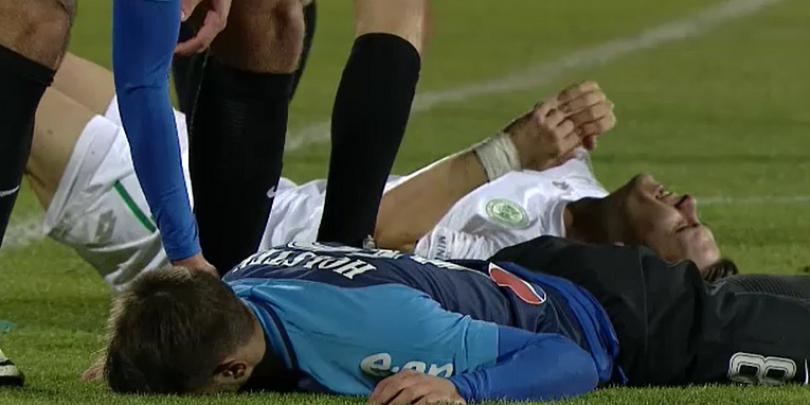 Panică la un meci din Liga I.Un jucător al lui Hagi a suferit o comoție Panică la un meci din Liga I.Un jucător al lui Hagi a suferit o comoție