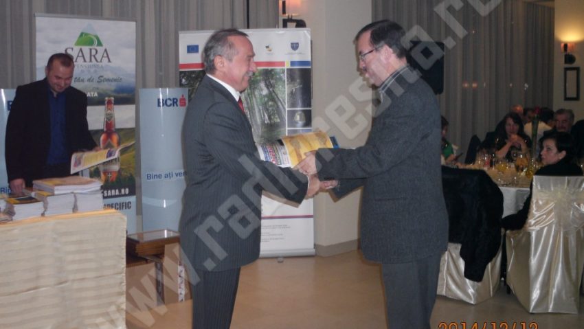TOP în nuanţe de gri intens TOP în nuanţe de gri intens