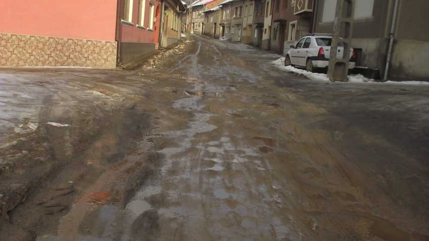 Primăria comunei Mehadia e pusă pe… drumuri! Primăria comunei Mehadia e pusă pe… drumuri!