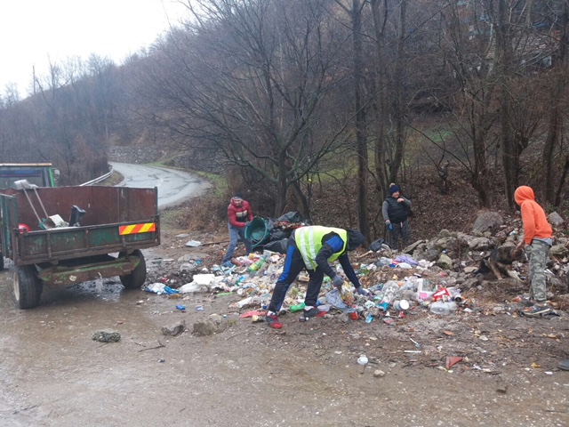 Primăria orașului Băile Herculane a făcut astăzi curățenie pe „ogașul gunoaielor!” Primăria orașului Băile Herculane a făcut astăzi curățenie pe „ogașul gunoaielor!”