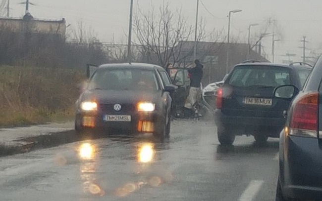 Accident cu șapte victime, printre care patru copii, la ieșirea din Timișoara