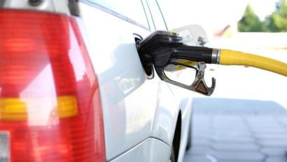 Guvernul a prelungit până la sfârşitul anului măsura privind reducerea de 50 bani/litru a preţului la carburanţi