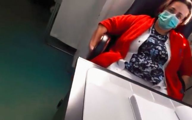 Înregistrare video cu un medic care refuză internarea unui pacient și îi rupe fișa de internare Înregistrare video cu un medic care refuză internarea unui pacient și îi rupe fișa de internare